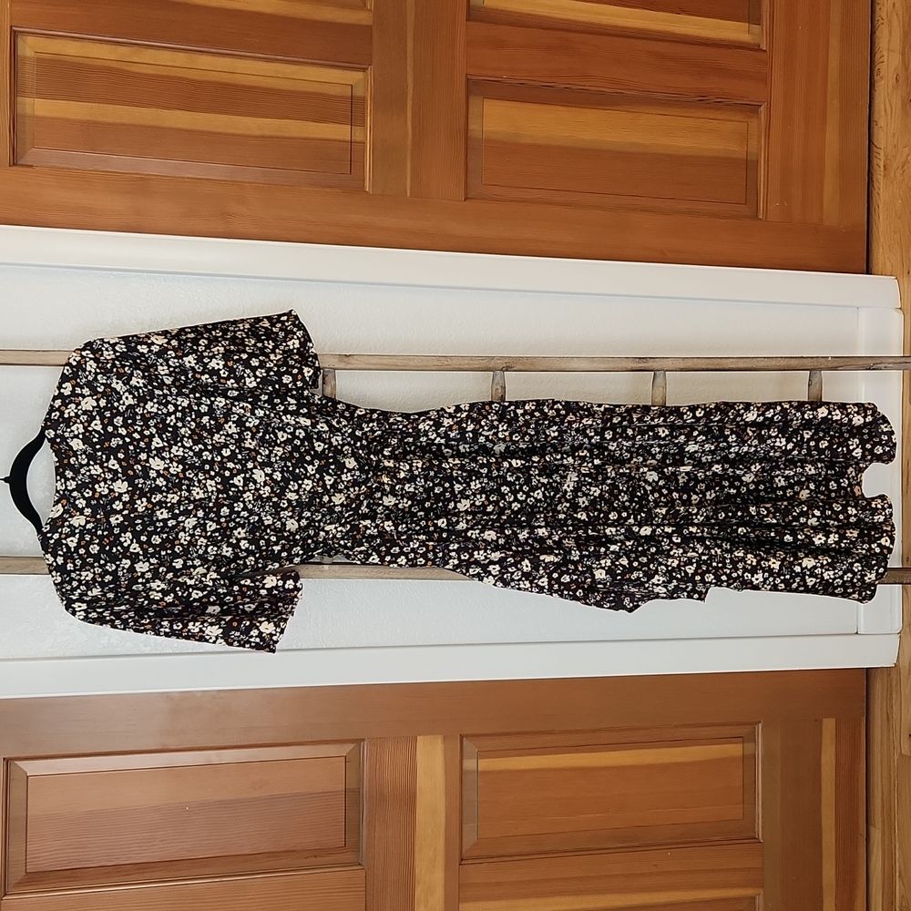 VICI Collection high low wrap dress in a floral print. With pockets! Size XL.